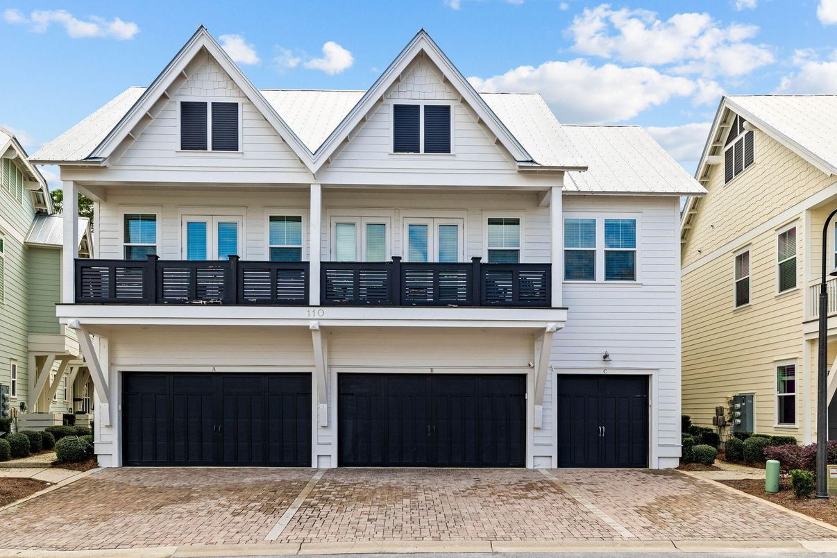 Attached, Exterior, Facade, Farmhouse