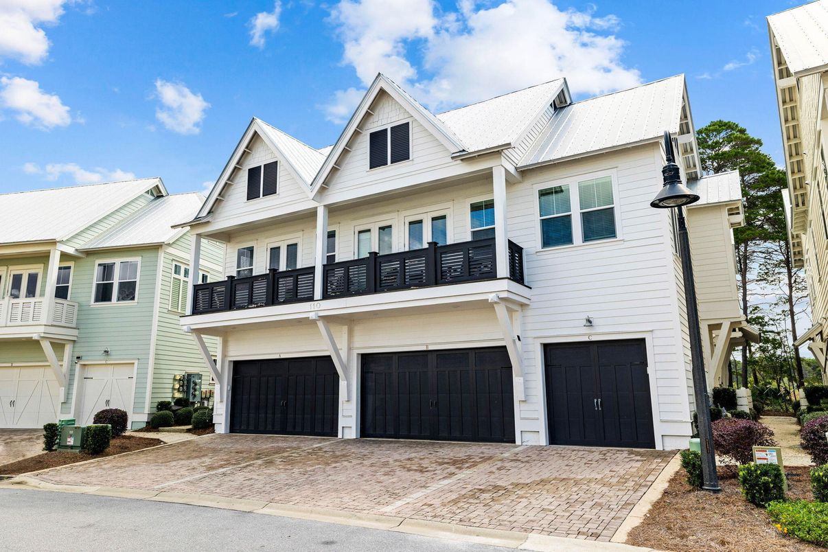 Attached, Exterior, Facade, Farmhouse
