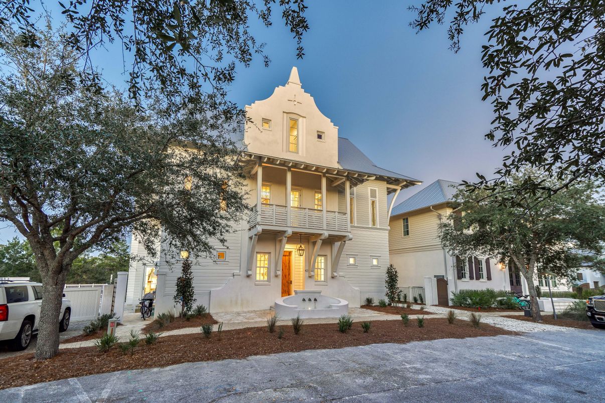 Exterior, Facade, Queen Anne Victorian