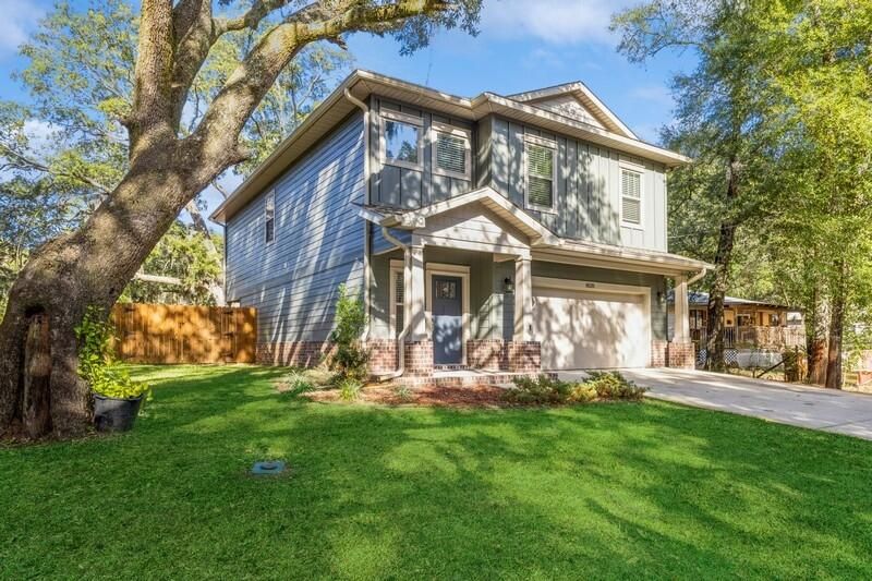 Attached, Exterior, Facade, Queen Anne Victorian