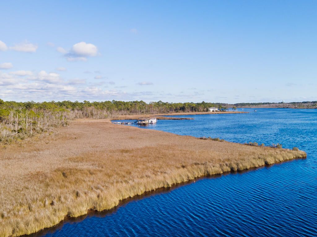Exterior, Lake