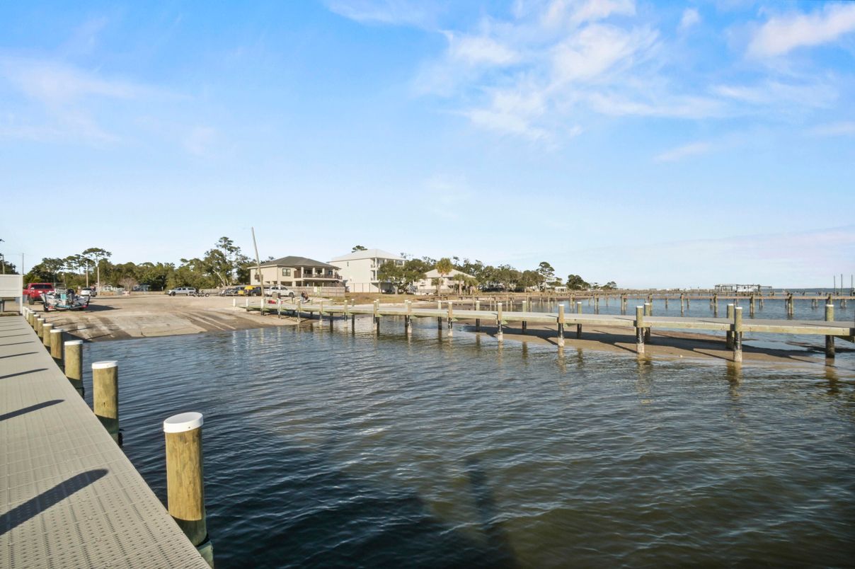 Exterior, Lake