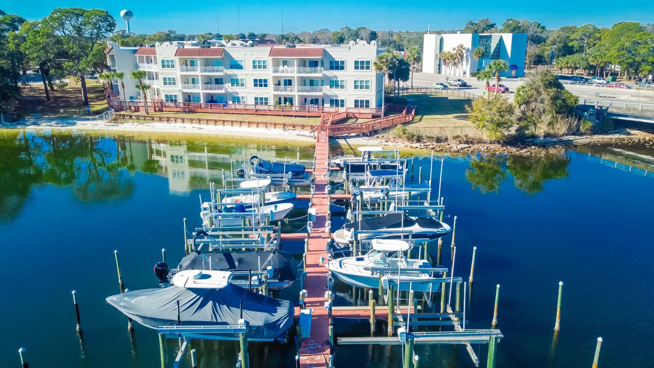 Exterior, Lake