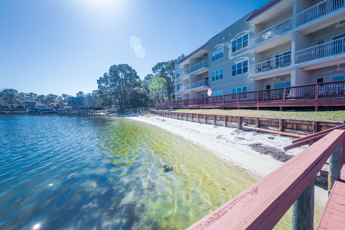 Exterior, Lake