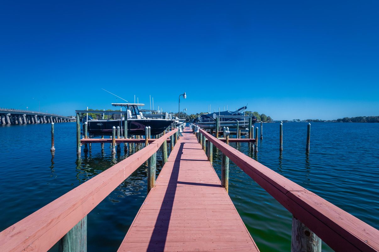 Exterior, Lake