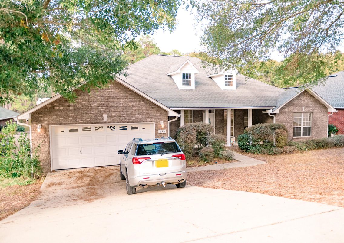 Attached, Exterior, Facade, Ranch