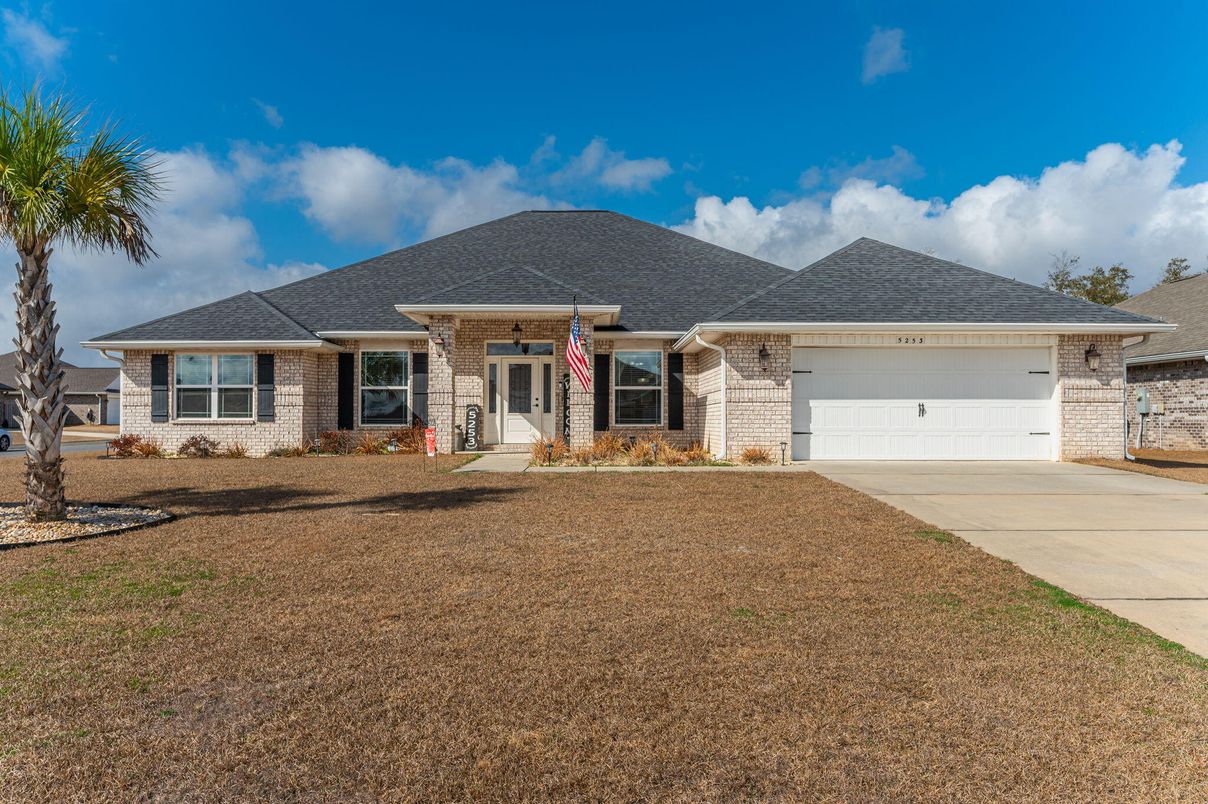 Attached, Exterior, Facade, Ranch