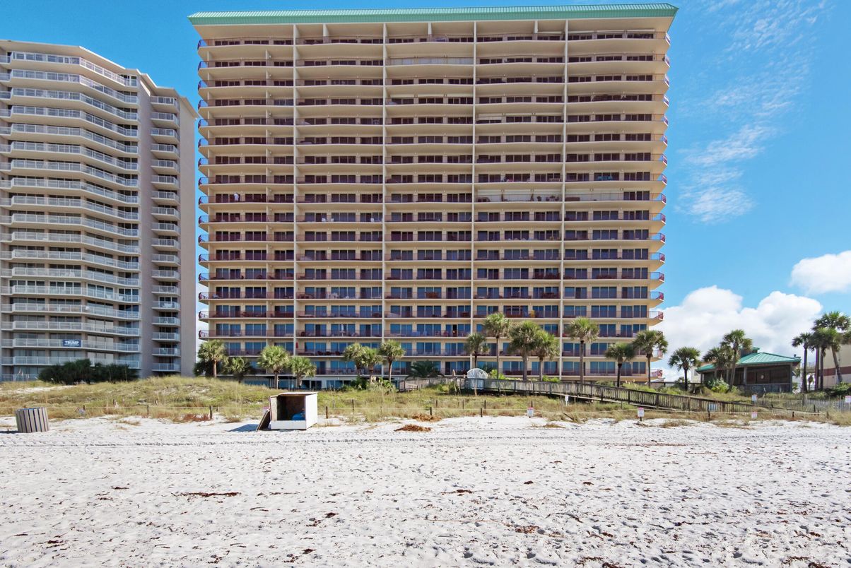 Exterior, Facade, Highrise