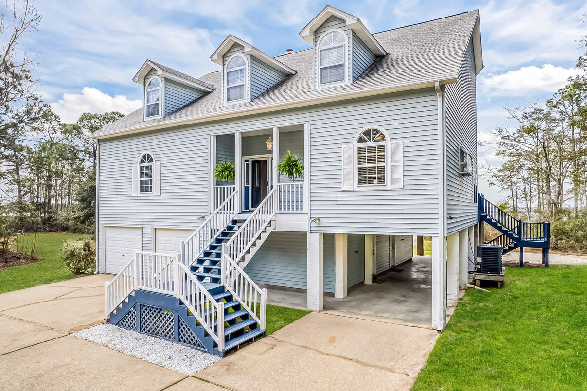 Exterior, Facade, Raised Ranch