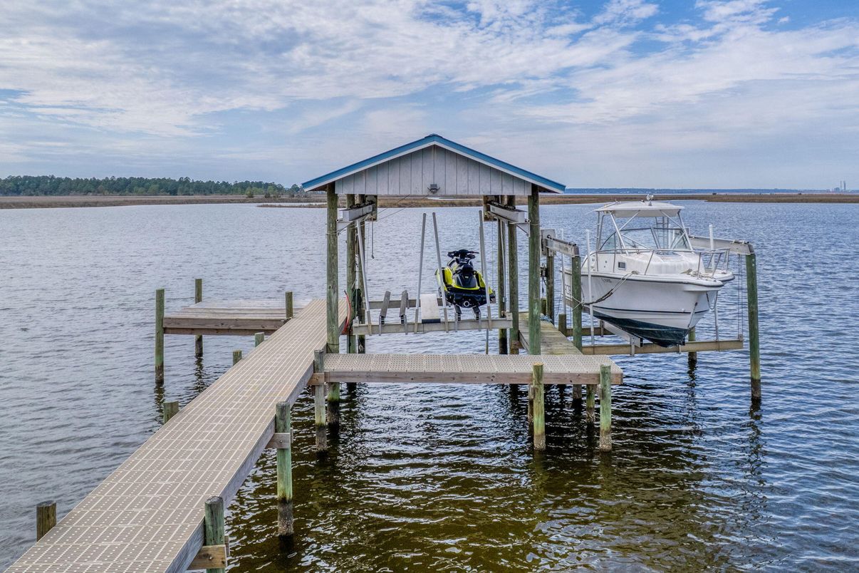 Exterior, Lake
