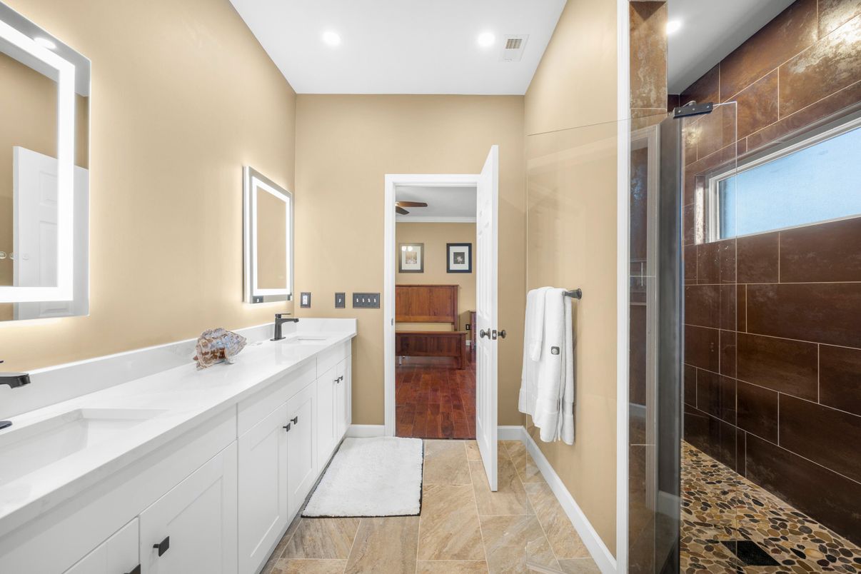 Bathroom, Dual Sink Vanities, Interior, Recessed Lighting
