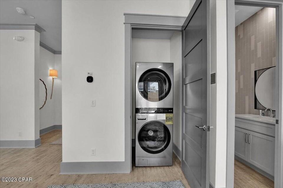 Interior, Utility Closets, Washer, Wood Texture Flooring