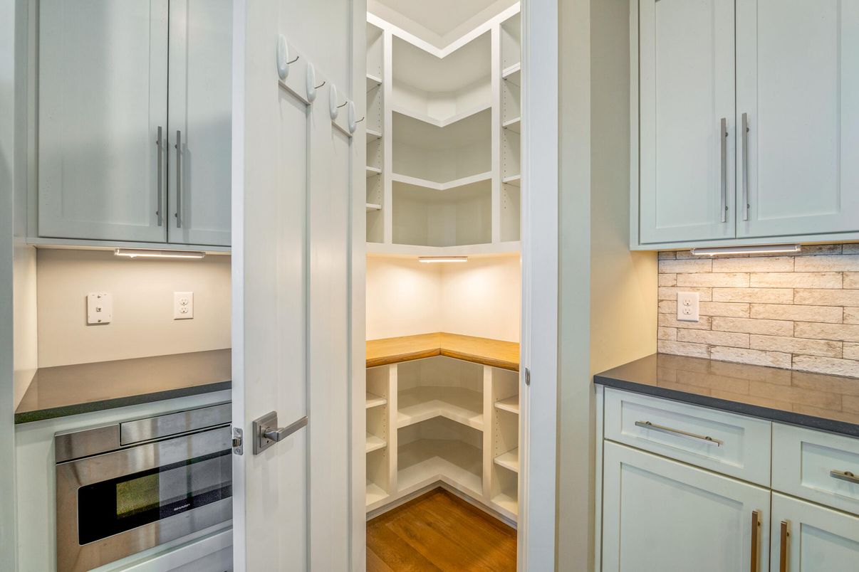 Interior, Stainless Steel Appliances