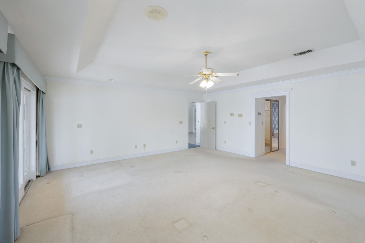 Empty room, Interior