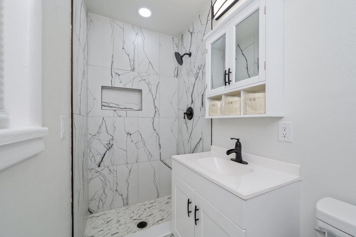 Bathroom, Interior, Marble, Marble Walls, Recessed Lighting