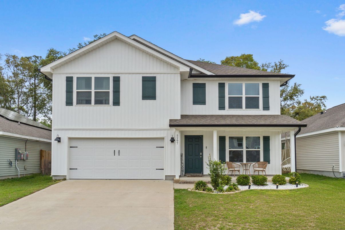 Attached, Exterior, Facade, Farmhouse
