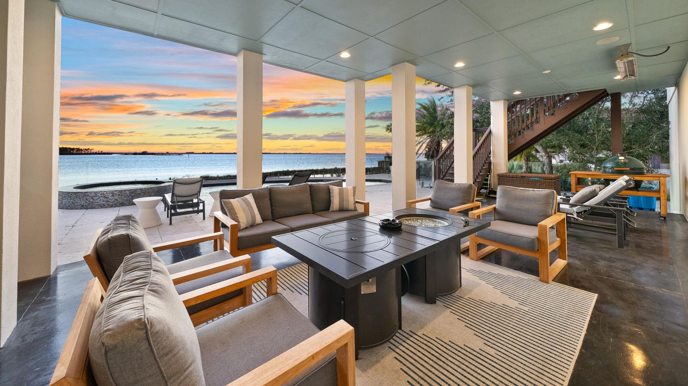 Exterior, Living room, Recessed Lighting, Water