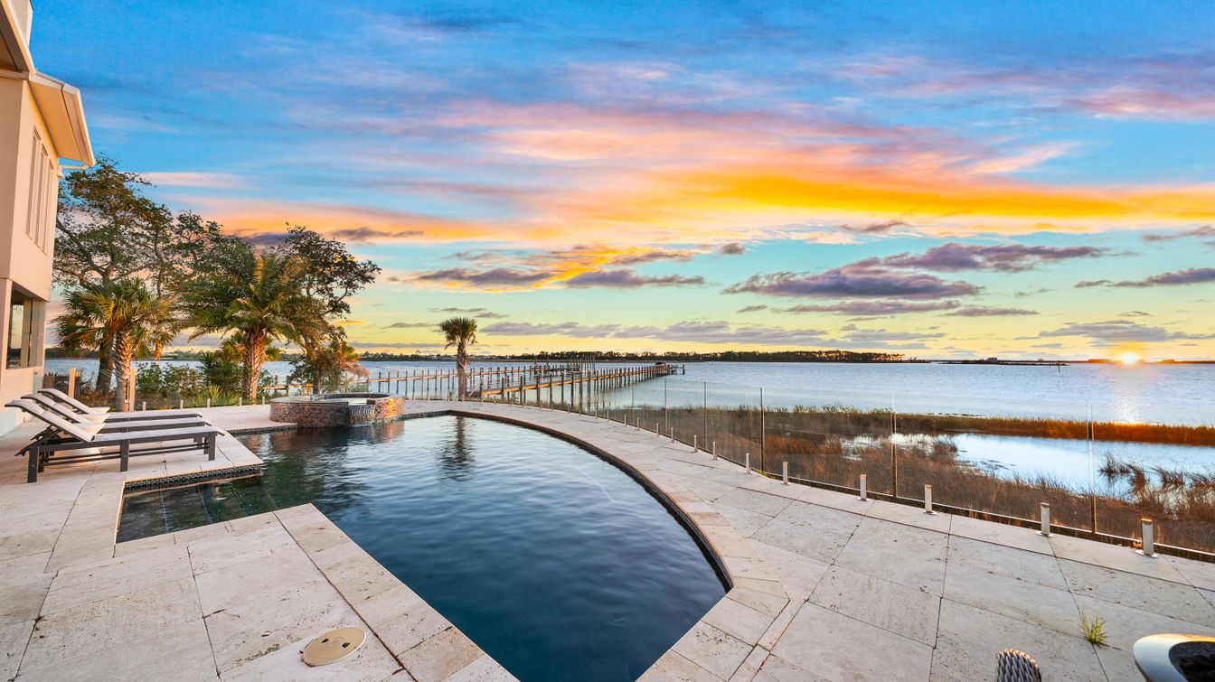 Exterior, Lake