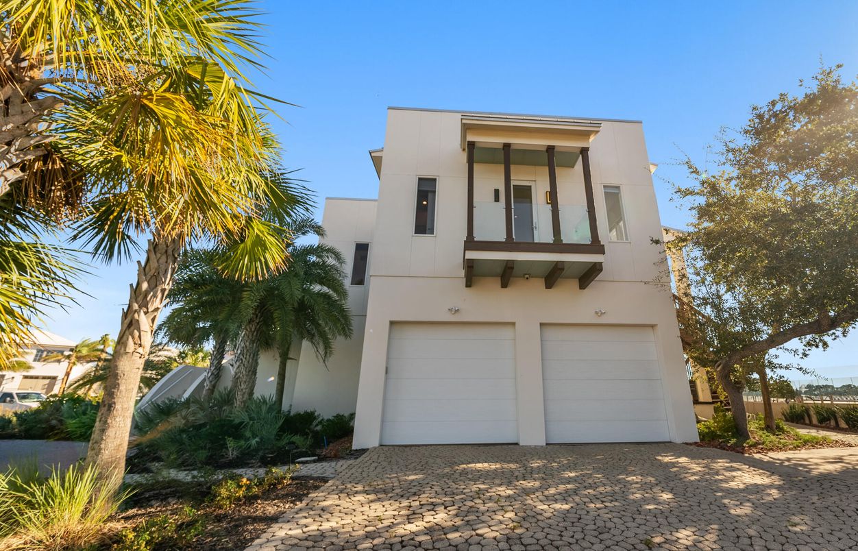 Attached, Exterior, Facade, Modern