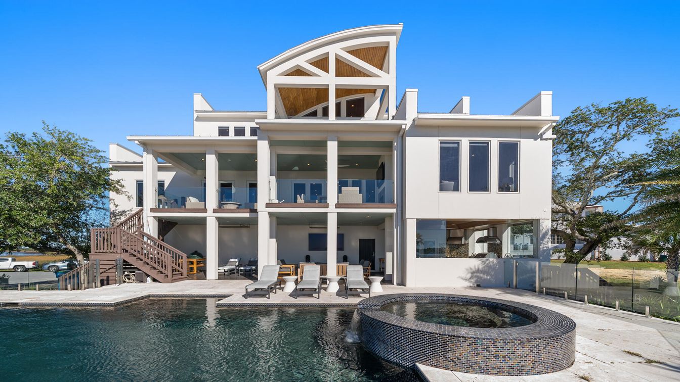 Exterior, Facade, Pool, Modern