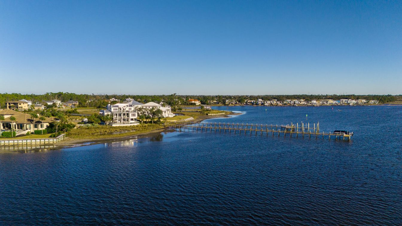 Exterior, Lake