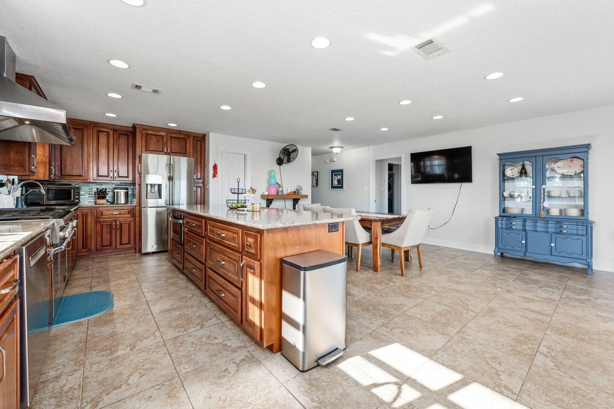 Dining room, Interior, Kitchen, Recessed Lighting, Stainless Steel Appliances