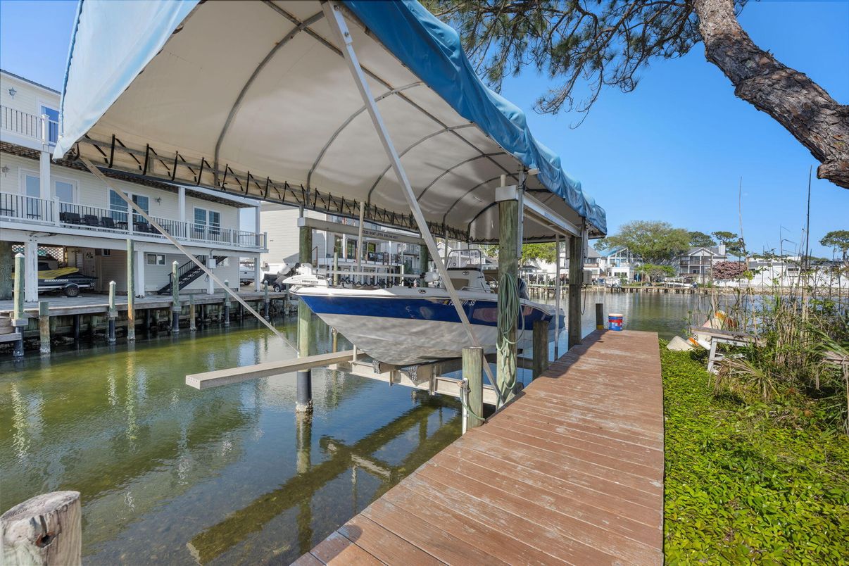 Exterior, Lake