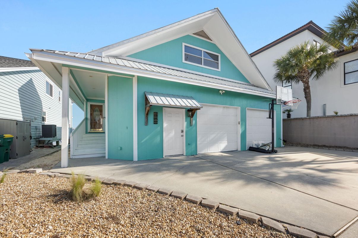 Attached, Exterior, Facade, Farmhouse