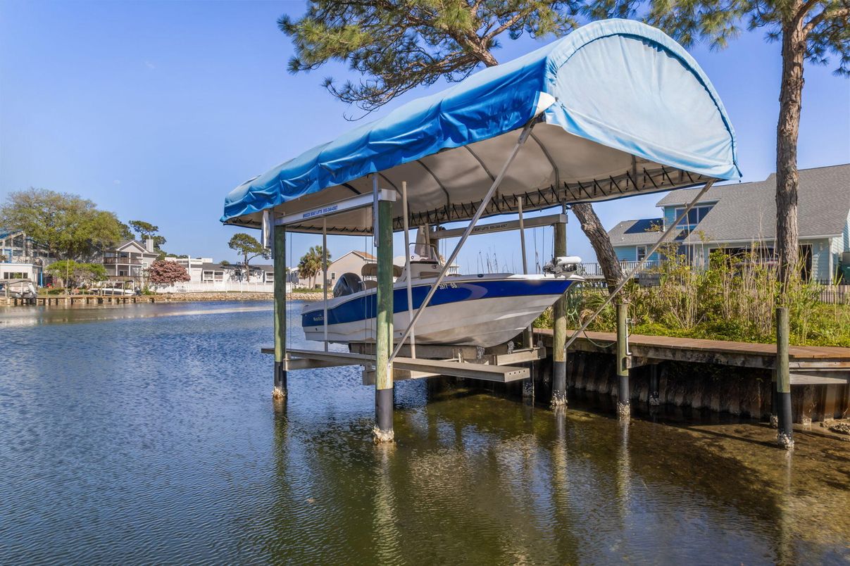 Exterior, Lake