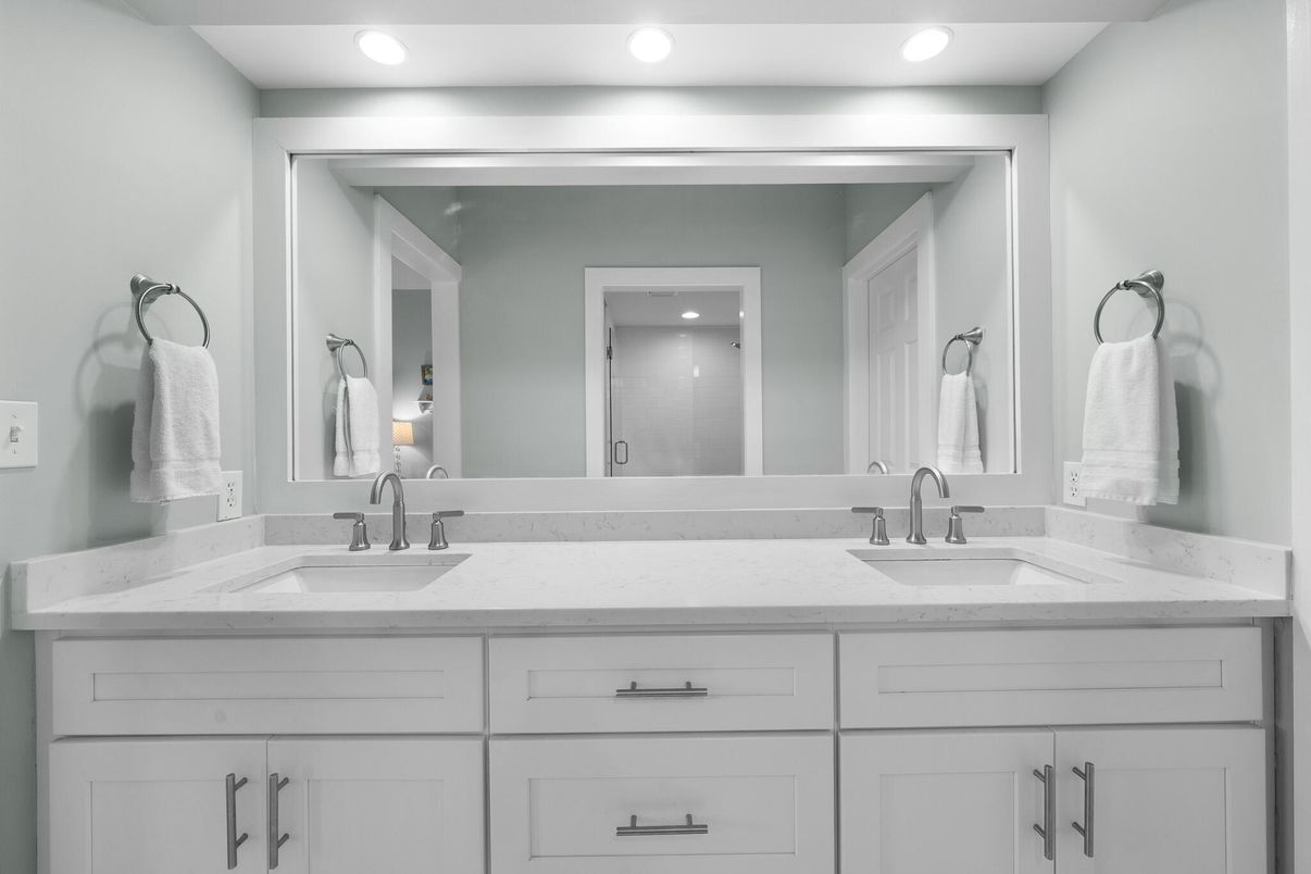 Bathroom, Dual Sink Vanities, Interior, Recessed Lighting