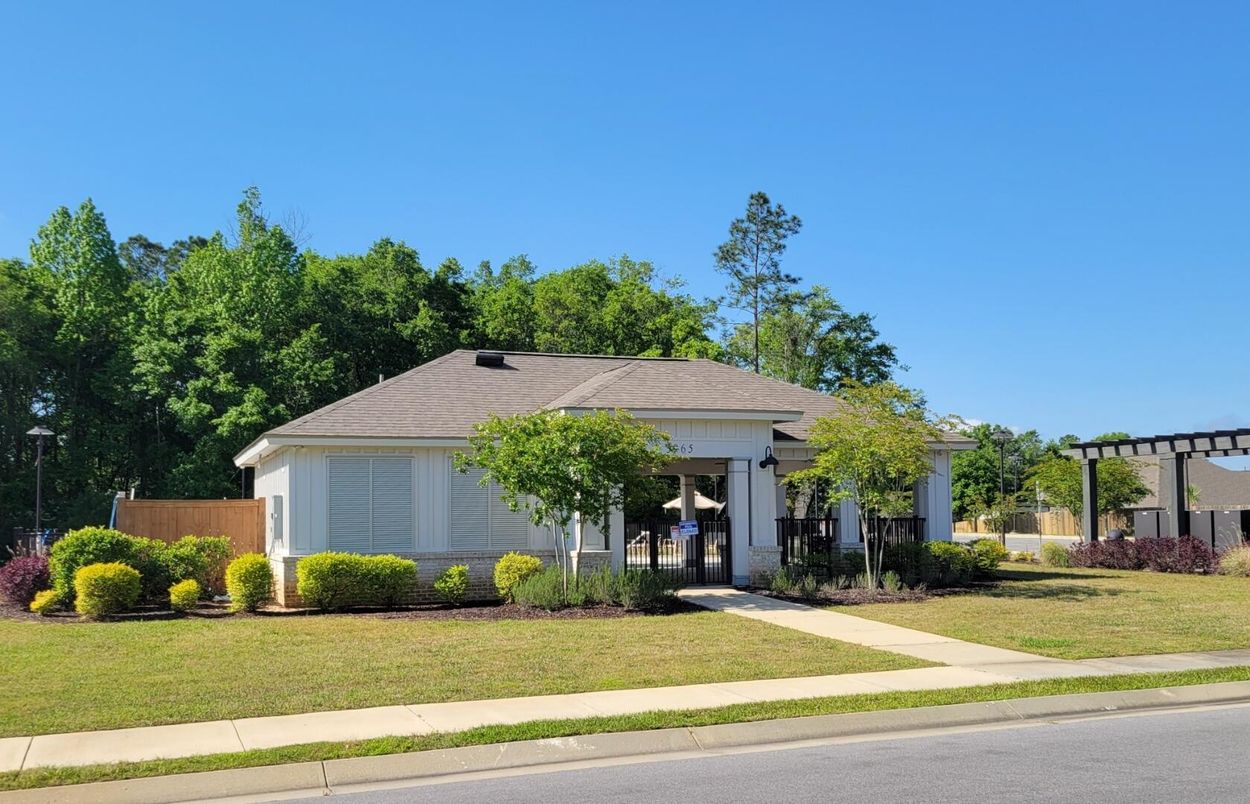 Exterior, Facade, Ranch