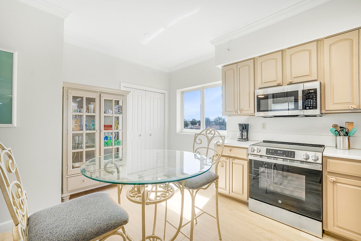 Dining room, Interior, Kitchen, Stainless Steel Appliances, Wood Texture Flooring