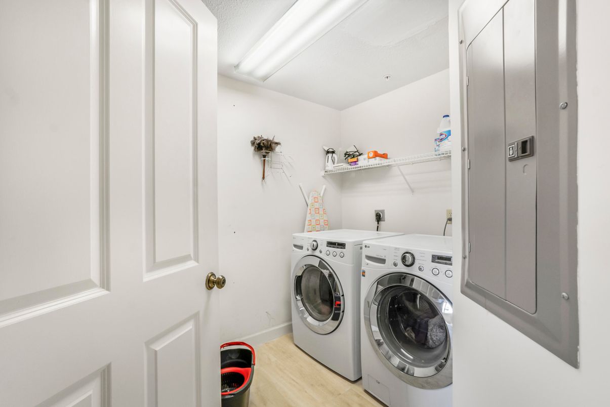 Interior, Washer, Wood Texture Flooring