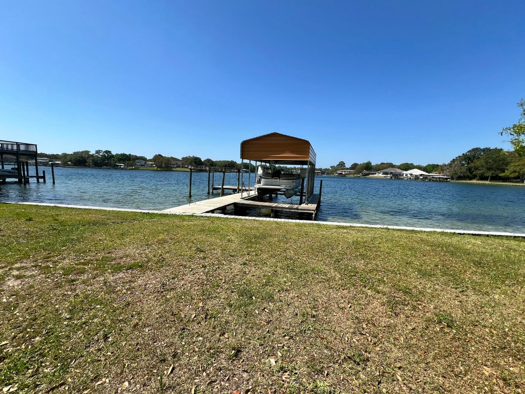 Exterior, Lake