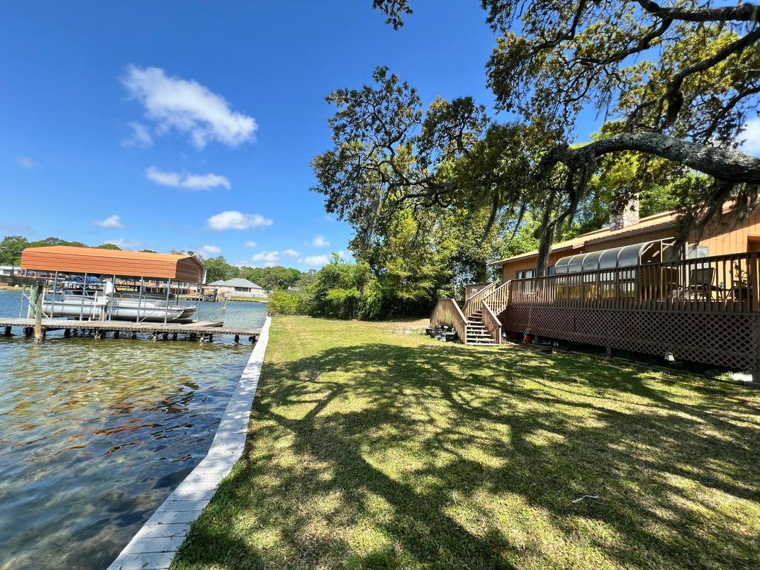 Exterior, Lake