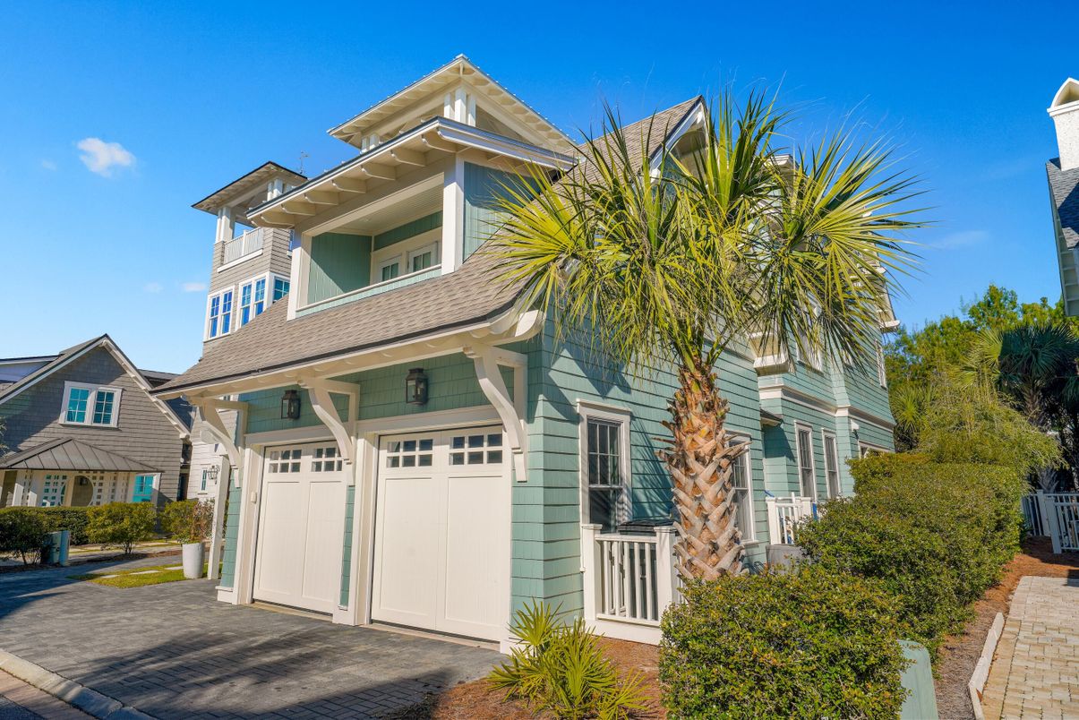 Attached, Exterior, Facade, Queen Anne Victorian