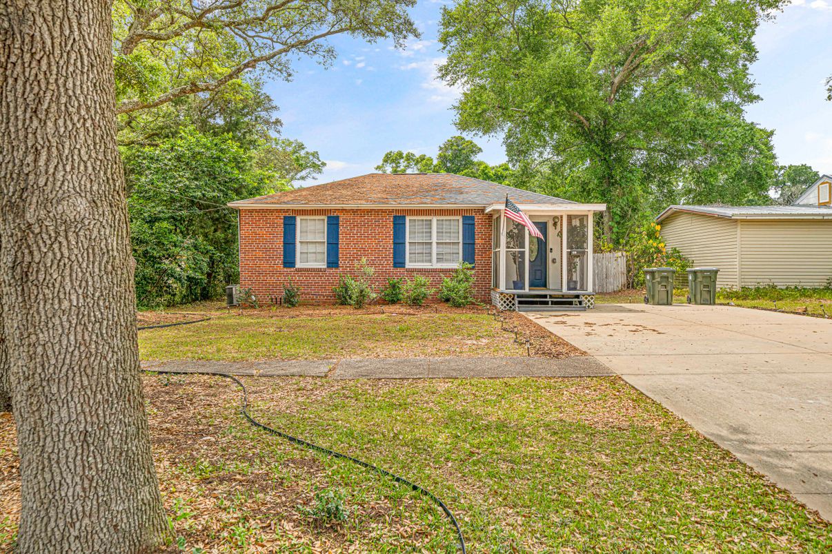Exterior, Facade, Brick Facade, Ranch