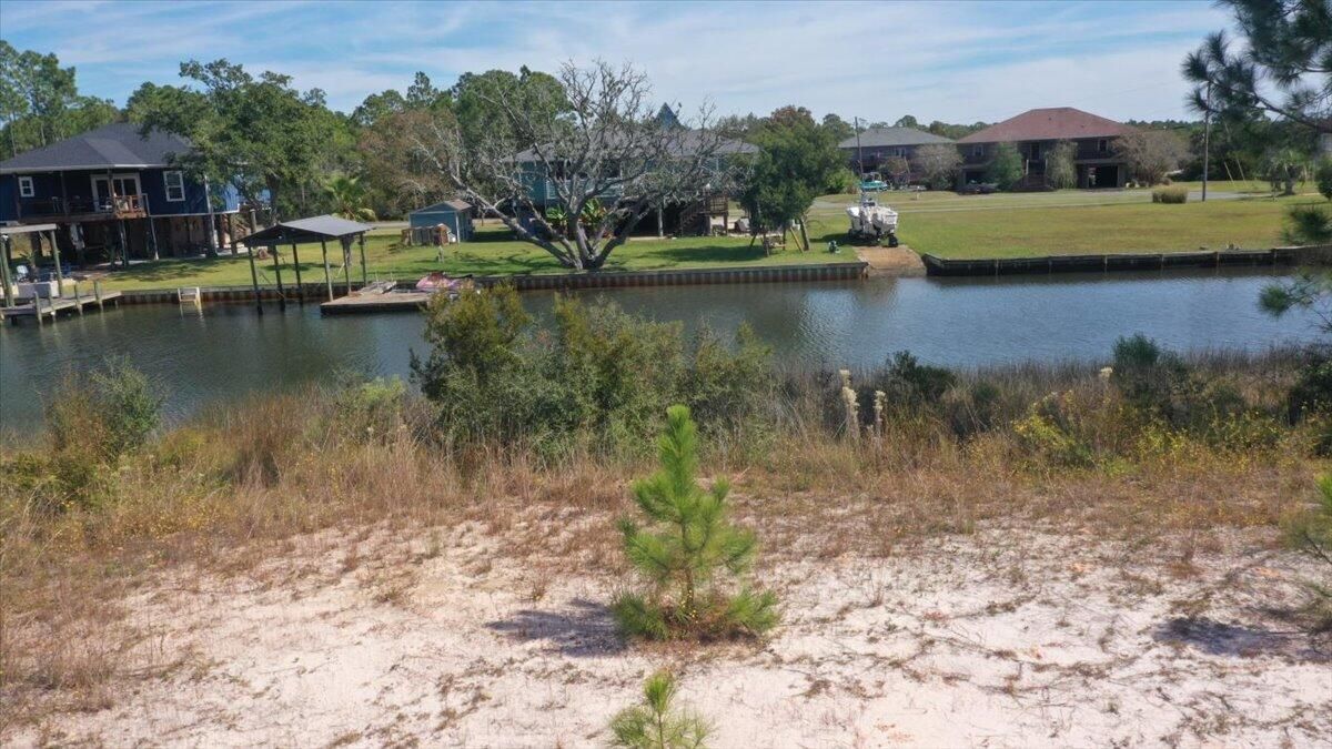 Exterior, Lake