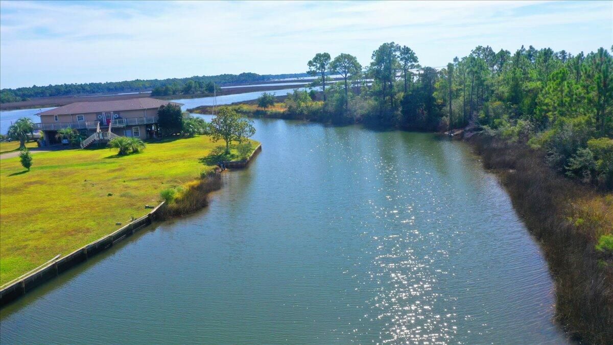 Exterior, Lake