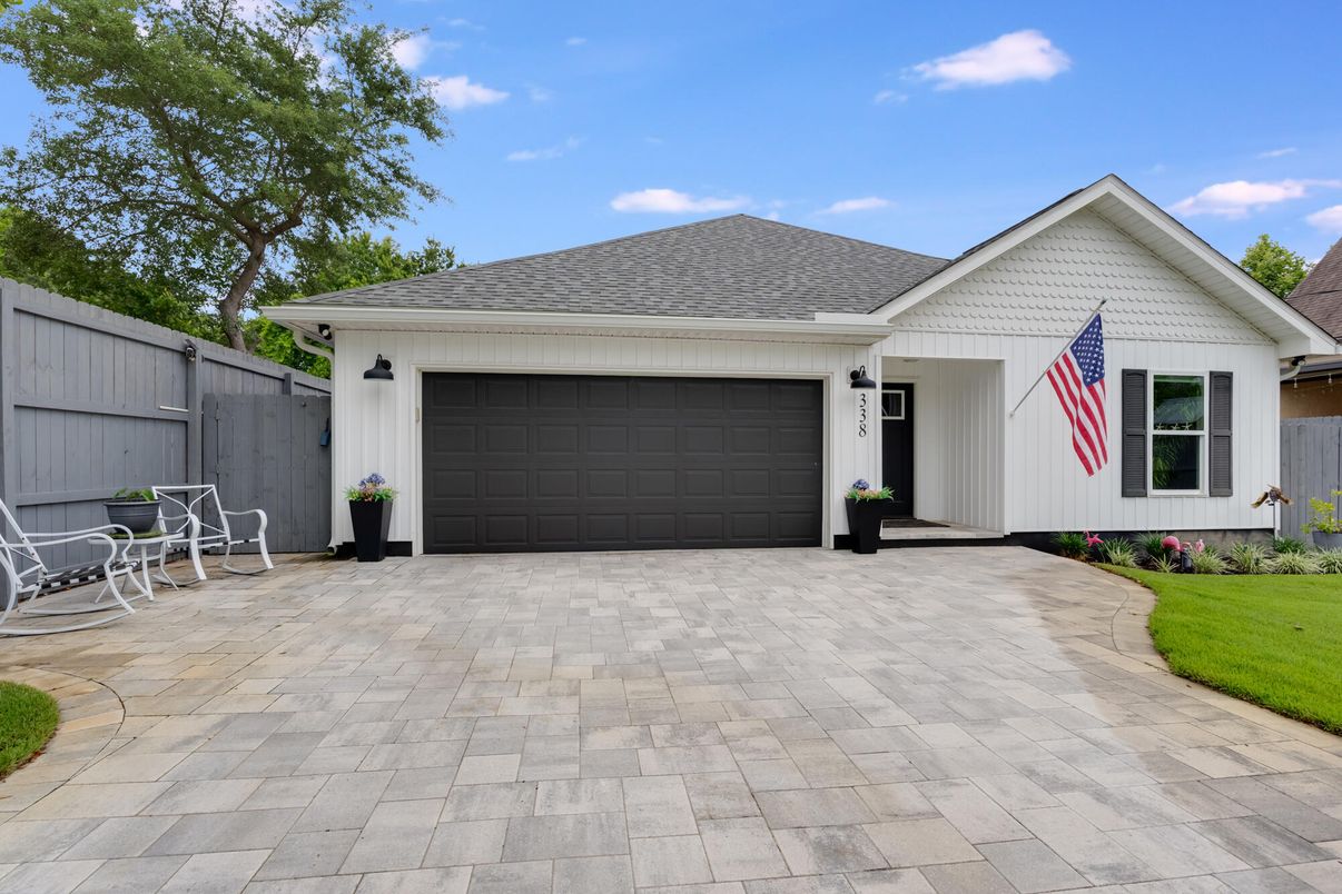 Attached, Exterior, Facade, Ranch