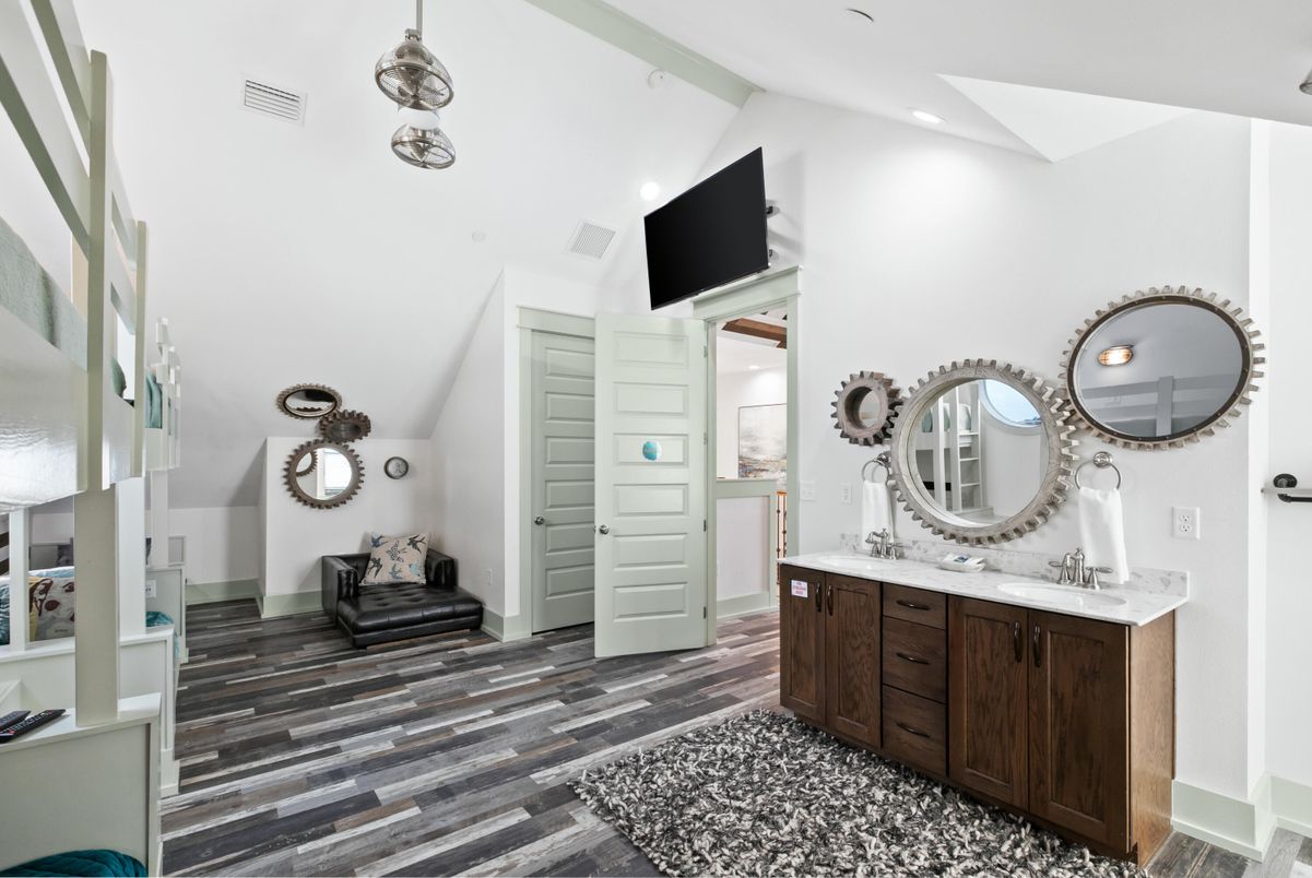Interior, Pendant Lights, Recessed Lighting, Wood Texture Flooring
