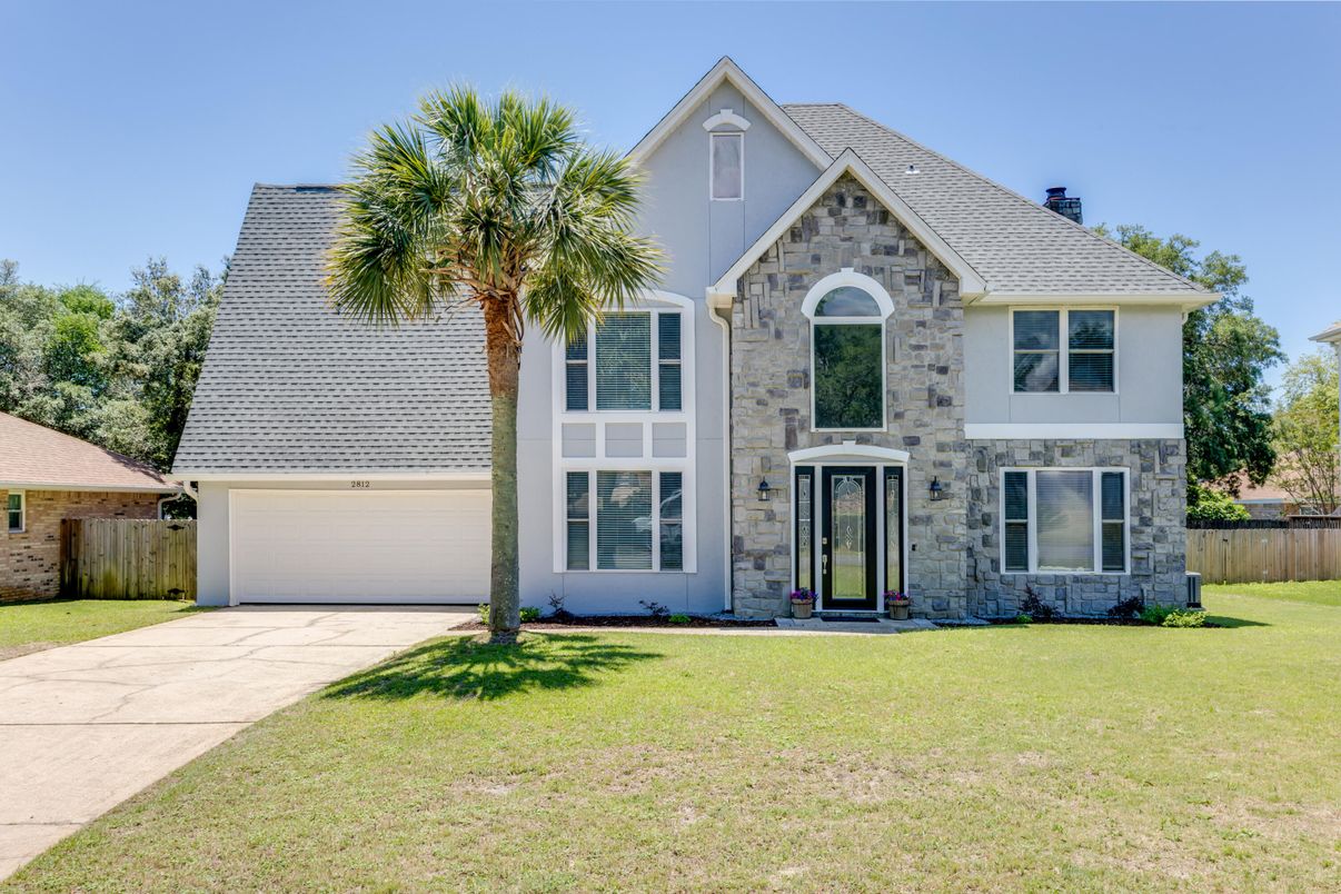 Attached, Exterior, Facade, Farmhouse