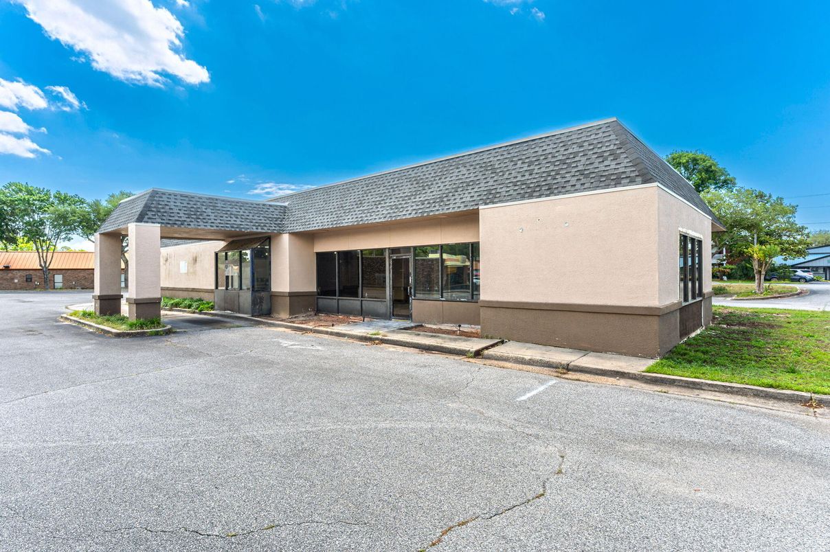 Exterior, Facade, Modern