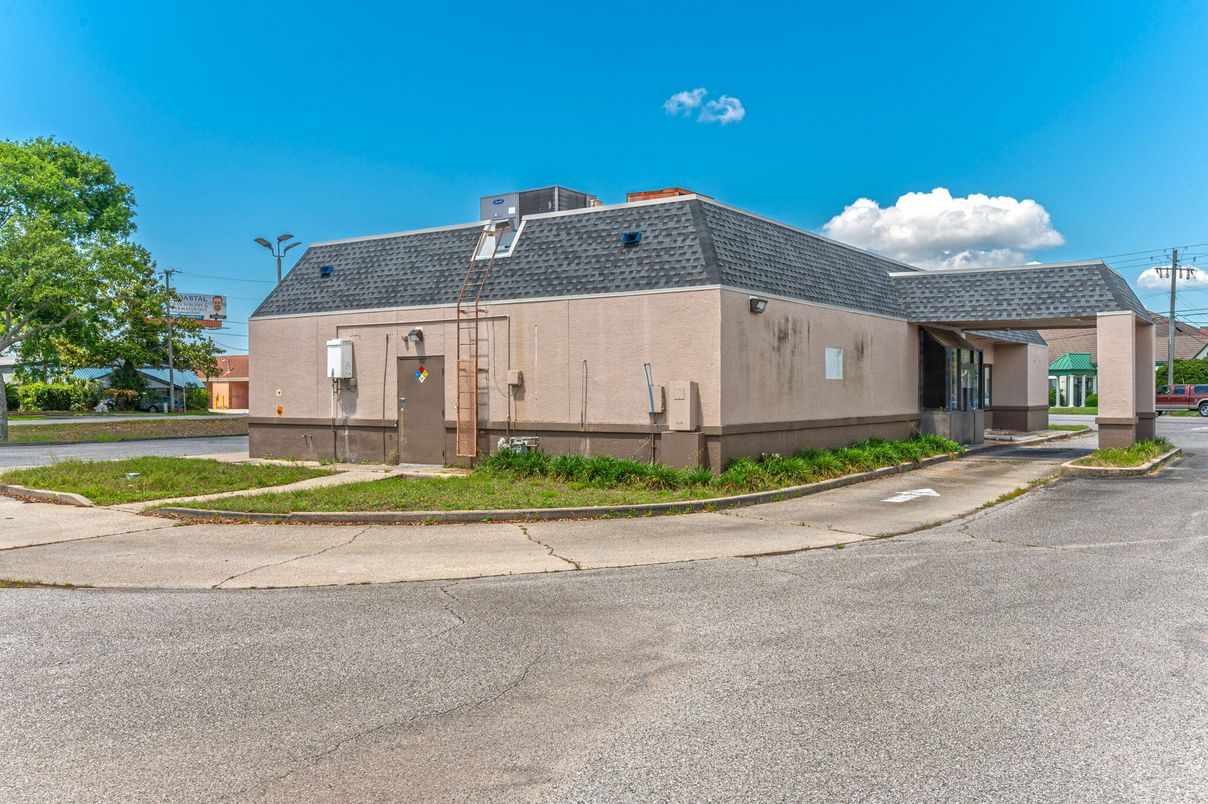 Exterior, Facade, Ranch
