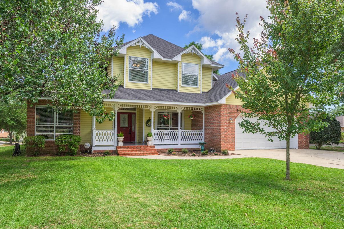 Attached, Exterior, Facade, Brick Facade, Queen Anne Victorian