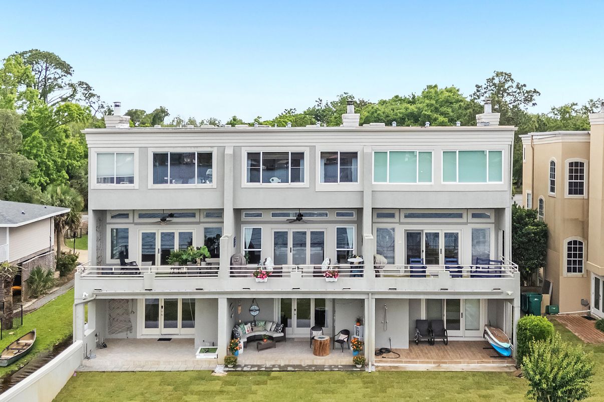 Exterior, Facade, Rowhouse