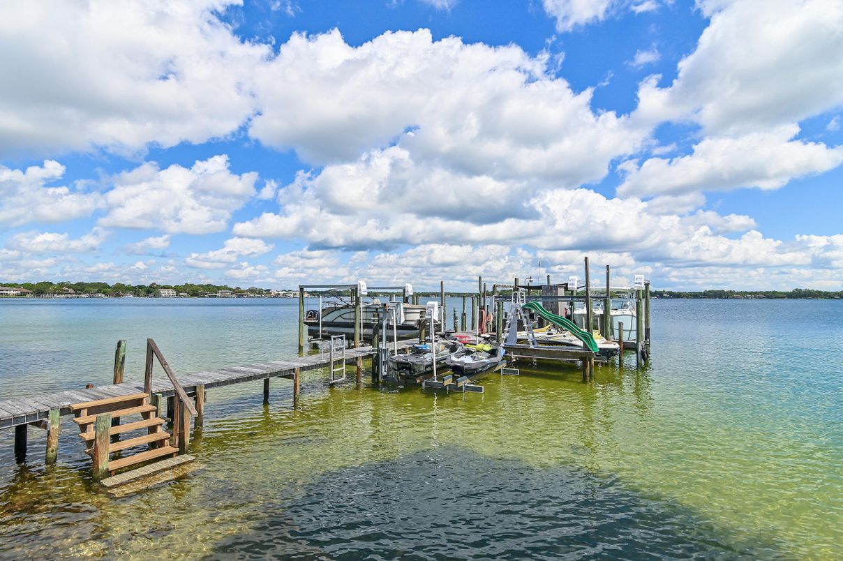 Exterior, Lake
