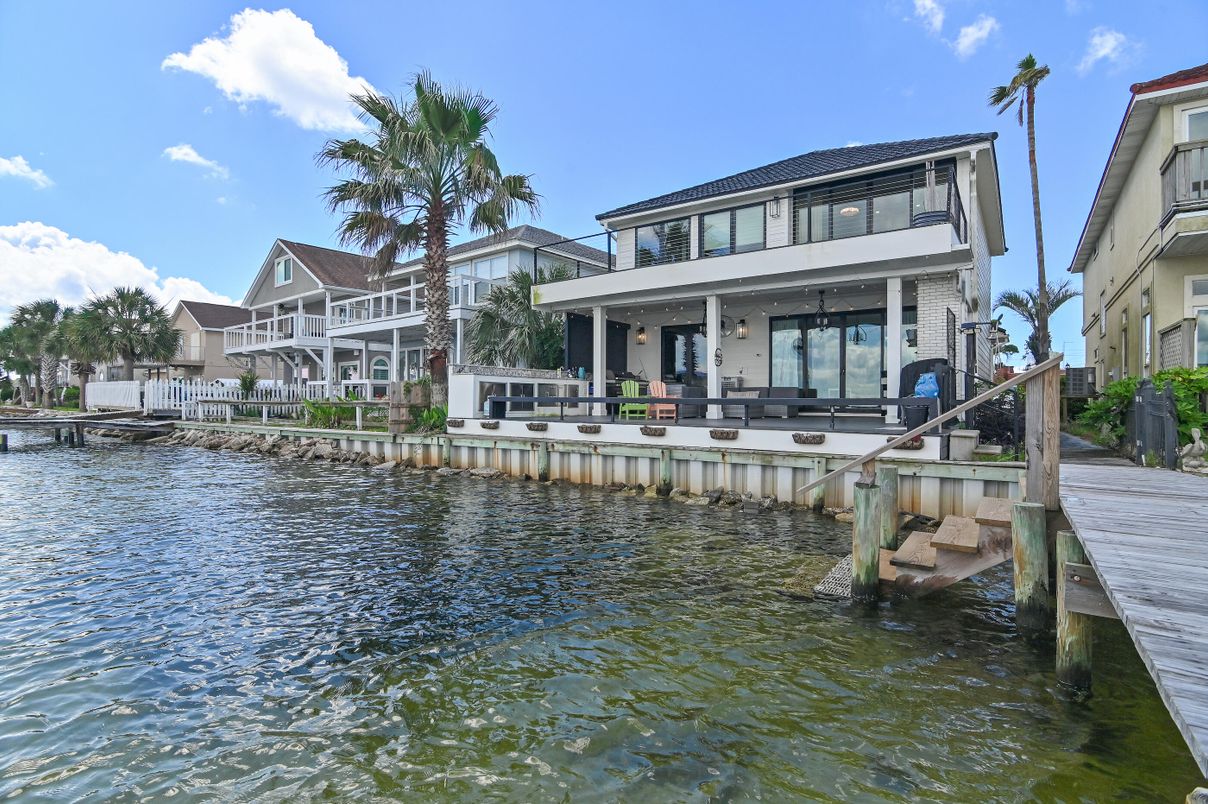 Exterior, Lake