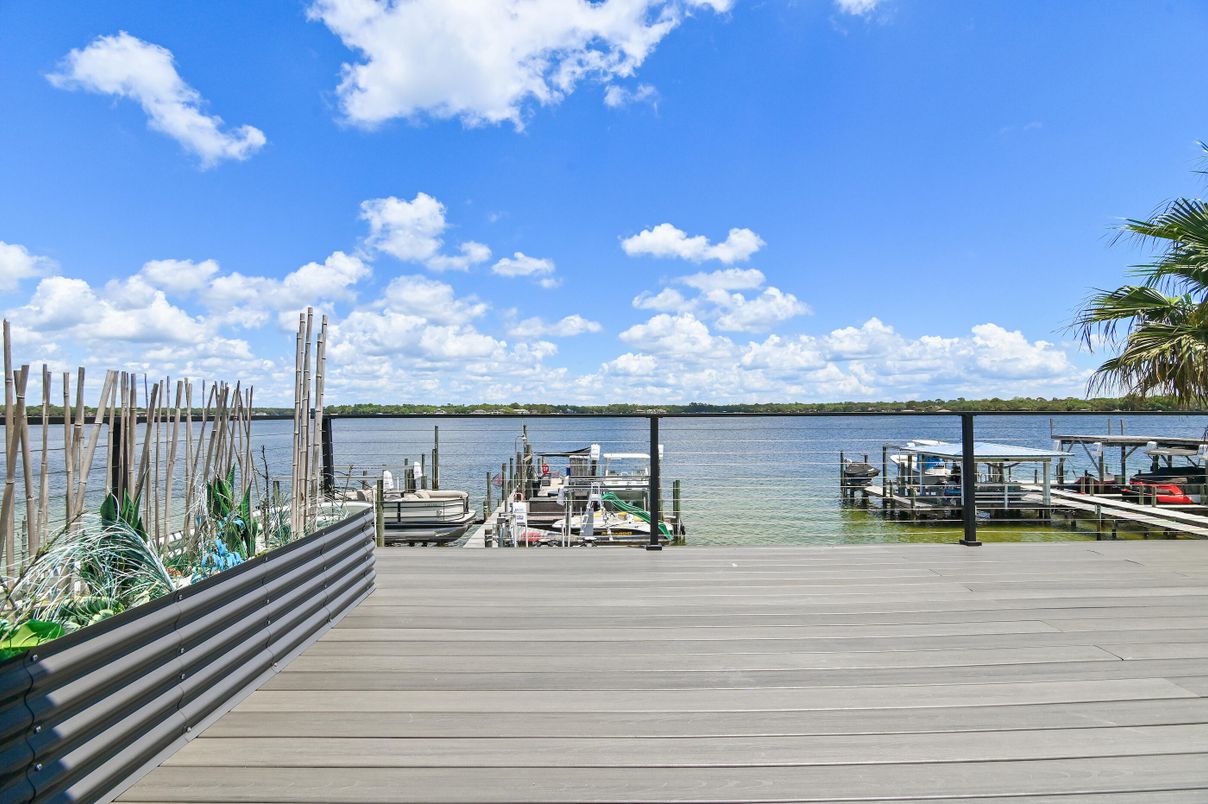 Exterior, Lake