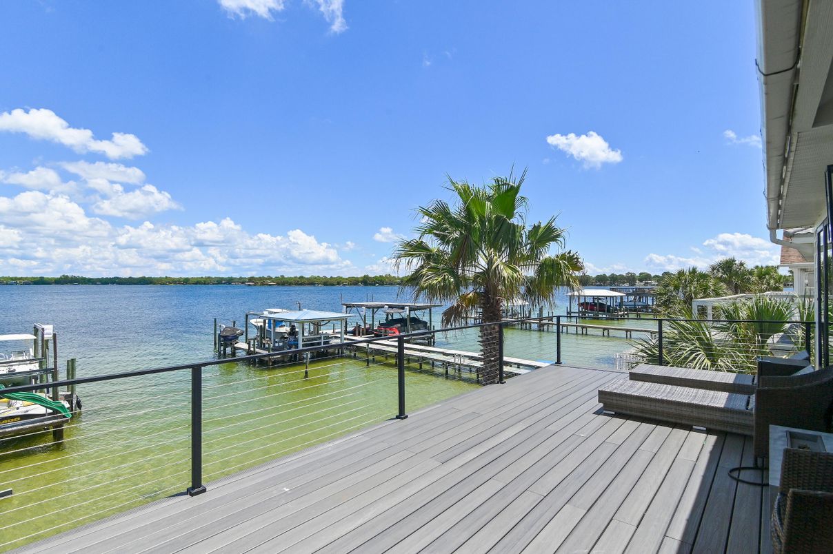 Exterior, Lake